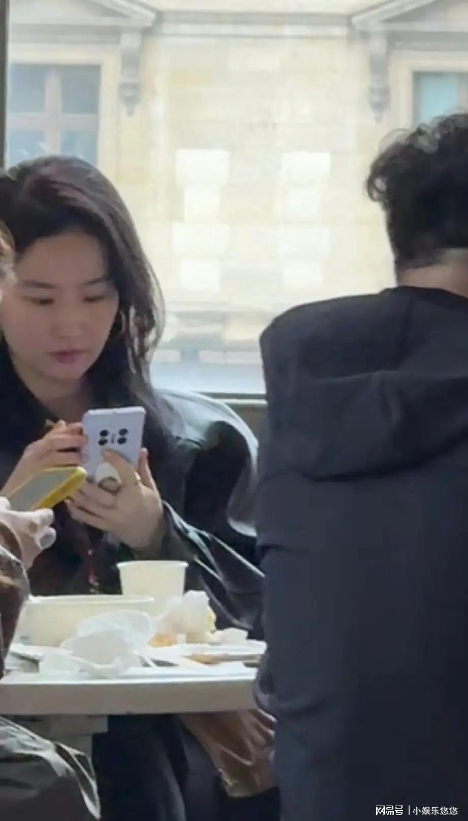 优直播下载网址-路人镜头下的刘亦菲胖到不忍直视，手指头跟小柱子似的，好雷人！