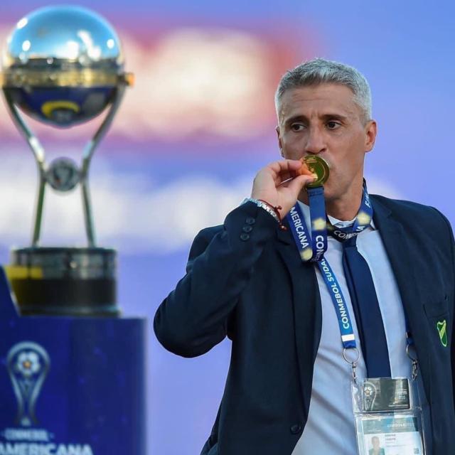 优直播在线-踢而优则教 阿根廷国脚巨星退役后喜欢当教练！